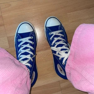 Blåa Converse  - Ett par blå Converse i storlek 39💙 Dem är använda några gånger men är i väldigt fint skick! Säljer då del är för små för mig! 