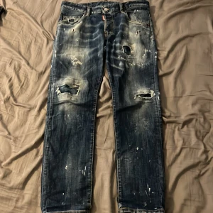Dsquared byxor blå stolerk 46 - Plagget är i bra skick inga fläckar inga hål. Har andvänds flera gånger och är 100% äkta. Priset kan diskuteras och bytes affärer kan diskuteras. Runt 4-6 tusen i affär beroende på model