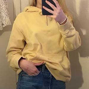 Ljusgul Hoodie XS - Hoodie från H&M. Strl. XS men lite oversized så passar även S. Använd en del gånger men i bra skick😁💛