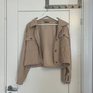 Jacka  - Tunn jacka, kan användas som kofta 