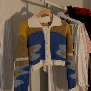 Färgglad kofta - Fin kofta i nyskick! Passar XS/S. Säljes för 150 kr, kan mötas upp i Helsingborg annars står köparen för frakt!🪐