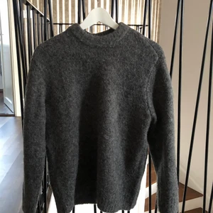 Stickad tröja H&M - Säljer en grå stickad tröja från H&M i strl xs. Den är lite stor i storleken och endast använd en gång. Köpt för 349kr. Jag kan både mötas och posta, men köparen betalar frakten. Pris kan diskuteras 🥰