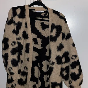 NA-KD cardigan leopard storlek s - Köpte december 2021 för 549kr Säljer för 200kr Köparen står för frakt 📦  