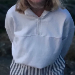 Weekday tröja med krage strl xs - Älskad tröja som köptes 2019 och användes varsamt hela sommaren. Fortfarande i bra skick, med lite slitning på dragkedjan. Superskön och söt tröja från Weekday 💕