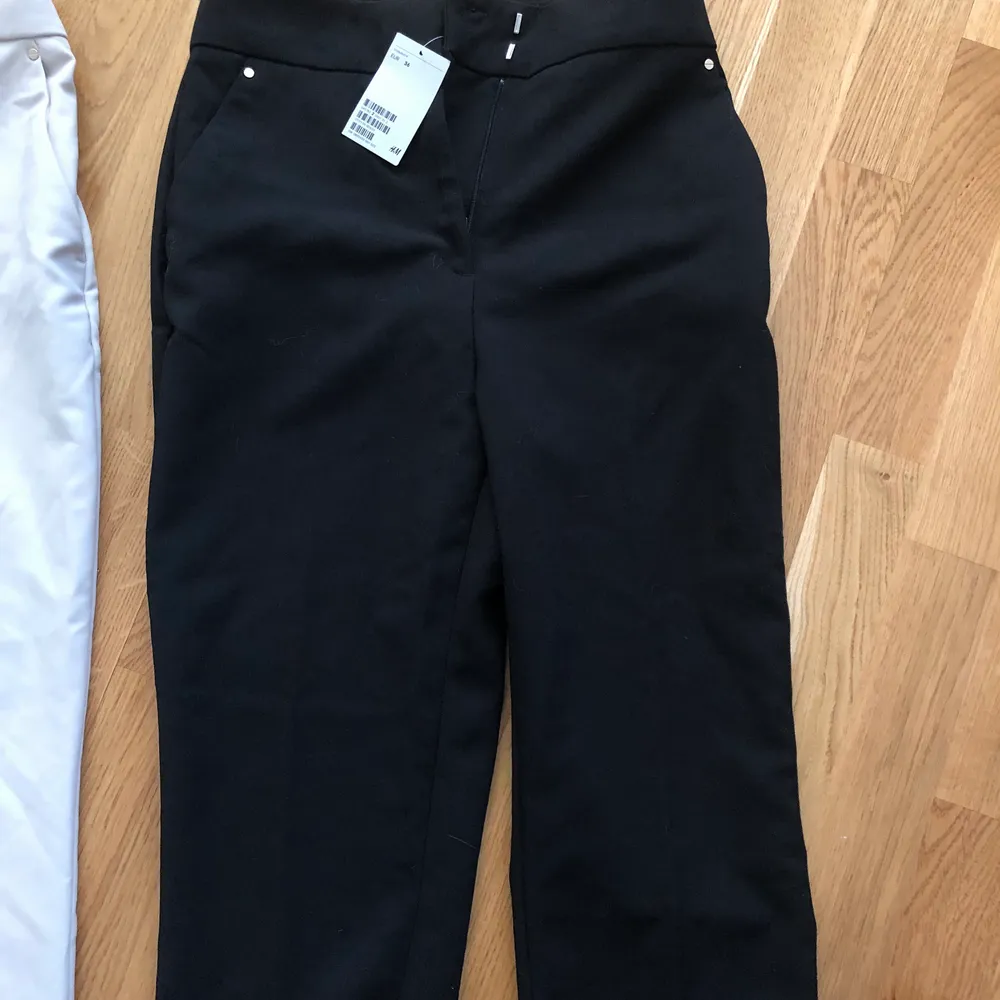 Kostymbyxor två par från H&M. Dom svarta är helt oanvända och dom beiga är använda en gång. Båda i strl 36 Säljer båda par för 100kr totalt. Jeans & Byxor.