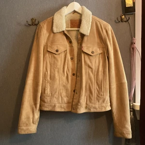 Levi’s höst och vår jacka  - Äkta levi’s jacka, beige med vit teddy foder. Nypris 3000:- frakt ingår. 