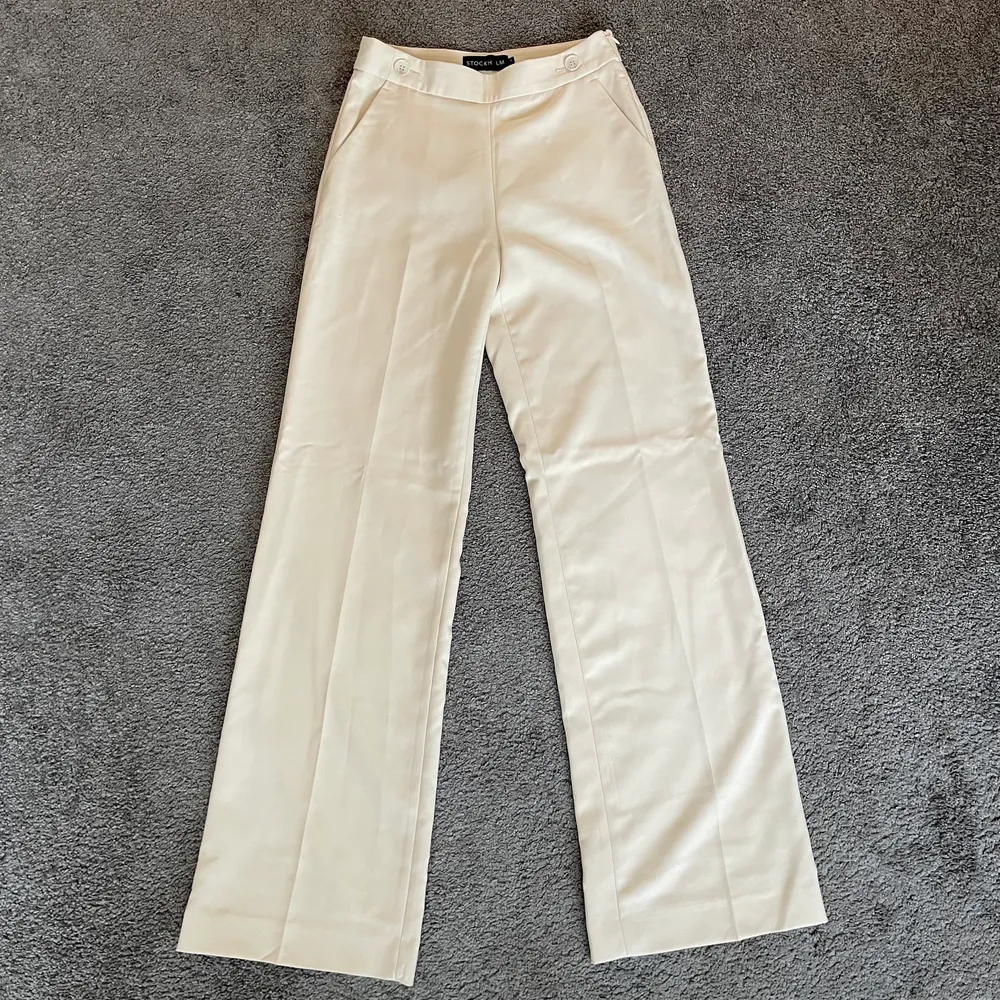 Jättefina beiga kostymbyxor från Stockholm. Dem är endast använda några få gånger så dem är så gott som nya. Säljer då de blivit lite små för mig💕💕 (jag är 174 cm och de är någon centimeter för korta för mig). Jeans & Byxor.