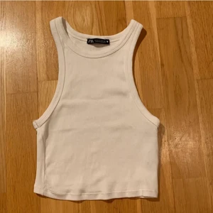 vitt zara linne💋 - säljer mitt fina vita linne från zara som aldrig kommit till användning, har bara använt det 1 gång tror jag men det är i nyskick och har inga defekter🤩passar perfekt till en kjol på sommaren eller jeans nu på vintern💓lånad bild!!!