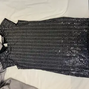 Skit snygg klänning som är glittrig som fan!!  Köpt från Kappahl och är i storlek XS. Hojta till om du är intresserad!