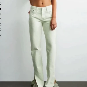 Ljusgröna zara jeans - Säljer mina gröna zara jeans då ja inte längre får någon användning för de🥰använd några få gånger och ser nya ut!