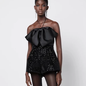 Zara jumpsuit - Tänkte kolla intresset för min superfina jumpsuit från Zara som är helt slutsåld. Storlek M men något liten i storleken, helt oanvänd med prislapp kvar!