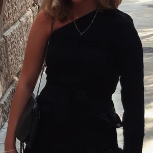 Svart one shoulder volang klänning!  - En skitsnygg klänning som tyvärr är för liten för mig! Den är ifrån DM och köptes för 500. Det är ett band till som man kan spänna åt klänningen i midjan