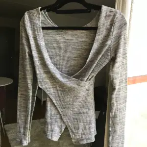 Säljer en superfin tröja från bikbok som man kan ha på två olika sätt, antingen urringningen framåt eller ha den i bak både och är skit snyggt 😍 stretchigt och skönt material 