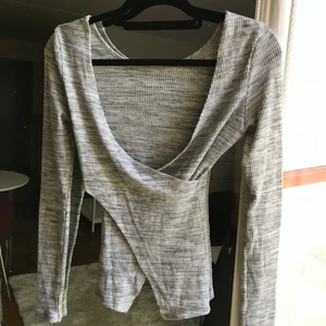 Superfin tröja som går att ha på två sät - Säljer en superfin tröja från bikbok som man kan ha på två olika sätt, antingen urringningen framåt eller ha den i bak både och är skit snyggt 😍 stretchigt och skönt material 