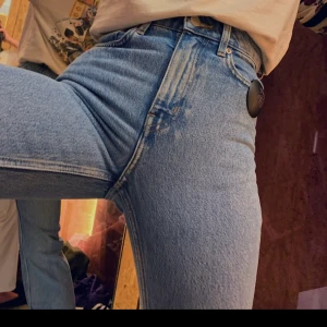 Weekday Jeans - Säljer mina älskade voyage jeans från weekday nu då de blivit för små :( De är helt nyköpta för 500kr i en av deras fysiska butiker, växte ur de ganska snabbt då jag gick upp i vikt men de är ett par av mina favorit jeans! Köparen står för frakten!