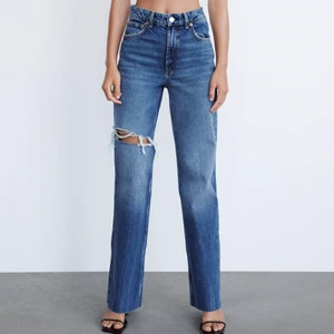 Zara jeans - Högmidjade zara jeans! Höga i midjan och raka i benen. Skitsnygga men tyvärr lite små för mig☺️ 
