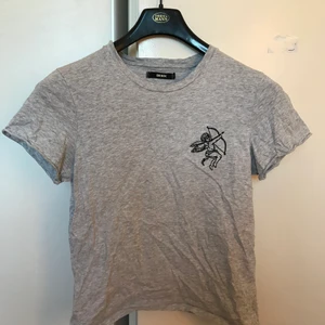 T-shirt BikBok - Säljer denna fina T-shirt från BikBok storlek M. Köpte för ca 3år sedan och använde den ganska mycket då. Dock har jag ej använt den på ca 1,5 år. Skriv gärna för mer info eller bilder🌸