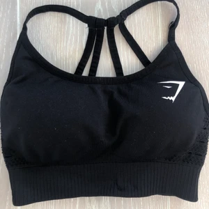 Gymshark energy+ seamless sport bh XS - Gymshark energy + seamless sport bh i svart i storlek XS. Har uttagbara kupor. Köptes för något år sedan och endast använd någon gång. Slutsåld. Exakt modell säljs inte längre. Nypris för liknande modell 449kr.