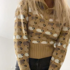 Stickad tröja - Supermysig stickad tröja från Zara i storlek S. Använd endast 2 gånger och i nyskick! Köparen står för frakten🤍