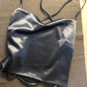 Super fin topp - Jätte fin topp i super fint satin material med en snörning i ryggen! Den har tjock lyxigt tyg och är derför super fin både med och utan bh🙌🏽 100 kr