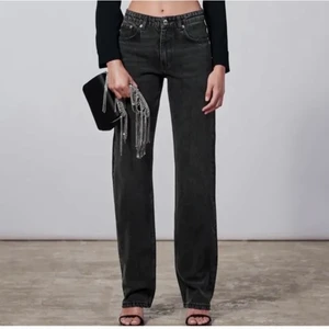 Zara zw mid Rise jeans  - Säljer dessa sjukt snygga jeans från zara i storlek 38, helt nya och oandvända, har kvar lappen, kvitto osv❤️ slutsålda på hemsidan! Lägger upp igen pga råkade köpa två likadana 