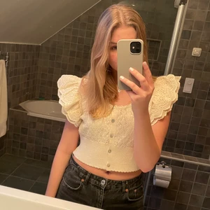 Sommar topp - Sjukt snygg sommartorp från zara med lappen kvar helt ny!! Den är storlek L men passar jättebra på mig som har S och skulle passa på större också för den är stretchig💕