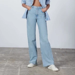 Straight jeans zara - Säljer mina ljusblå straight jeans från Zara. Storlek 36 men skulle säga att de även passar 38. Nypris 399:-