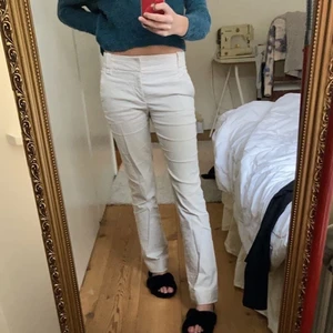 Randiga kostymbyxor - Så fina randiga kostymbyxor från zara!! Har sytt de lite kortare och lite mindre i midjan men inget som inte går att sprätta upp!