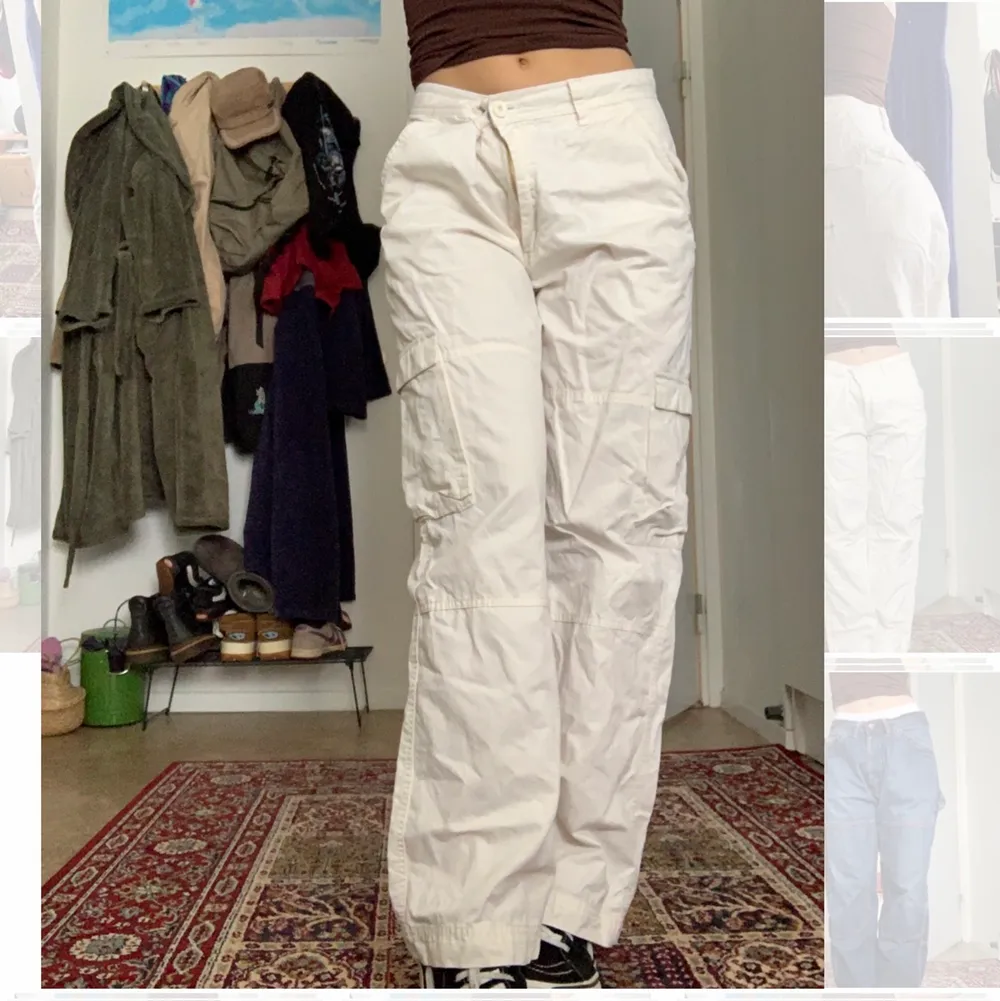 Säljer ett par vita cargo byxor ifrån märket Batistini, storlek 33/32:) kan skickas mot fraktkostnad på 66kr . Jeans & Byxor.