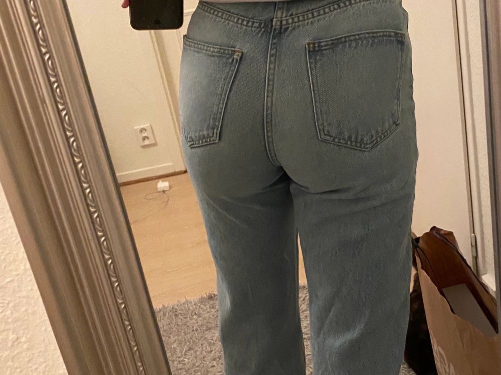 Säljer nu ett par av mina absolut favvo jeans från Nakd med slitningar längst ner! Köpta för ungefär ett år sedan och i fint skick, sparsamt använda, storlek 32 men passar mig som bär 34/36, 150kr+frakt💓 Nypris: 500kr. Jeans & Byxor.