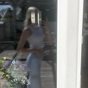 Vintage mid mid waist jeans  - Arizona hög kvalite jeans! Jättefina sköna jeans som dock har blivit lite korta på mig som är 171 cm! Köpt på beyond & retro. Byxorna är 31 cm i midjan och 73 cm innerkant på benet💙 TÄNK PÅ att byxorna är köpt på en annan secondhand butik och har lite defekter men inget man märker