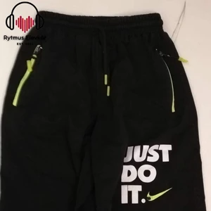 Mjukis shorts - Två par mjukis shorts i strl L och M, säljs antingen separat för 25kr styck eller tillsammans för 45kr. Säljs av Rytmus Stockholms Elevkår, alla kläder som säljs har skänkts utav elever på Rytmus och de pengar som samlas in från klädinsamlingen ges oavkortat till WWF. Ta chansen och köp fina kläder second hand och bidra på samma gång till att bevara miljön!