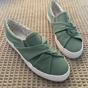 Gröna slip-ons - Superfina slip-on’s. Älskar dessa men beställde tyvärr fel storlek. Dessa är storlek 37, jag har storlek 36/37 och dessa var nååågot stora i storleken. Aldrig använda, endast provade en gång inomhus. 🦋