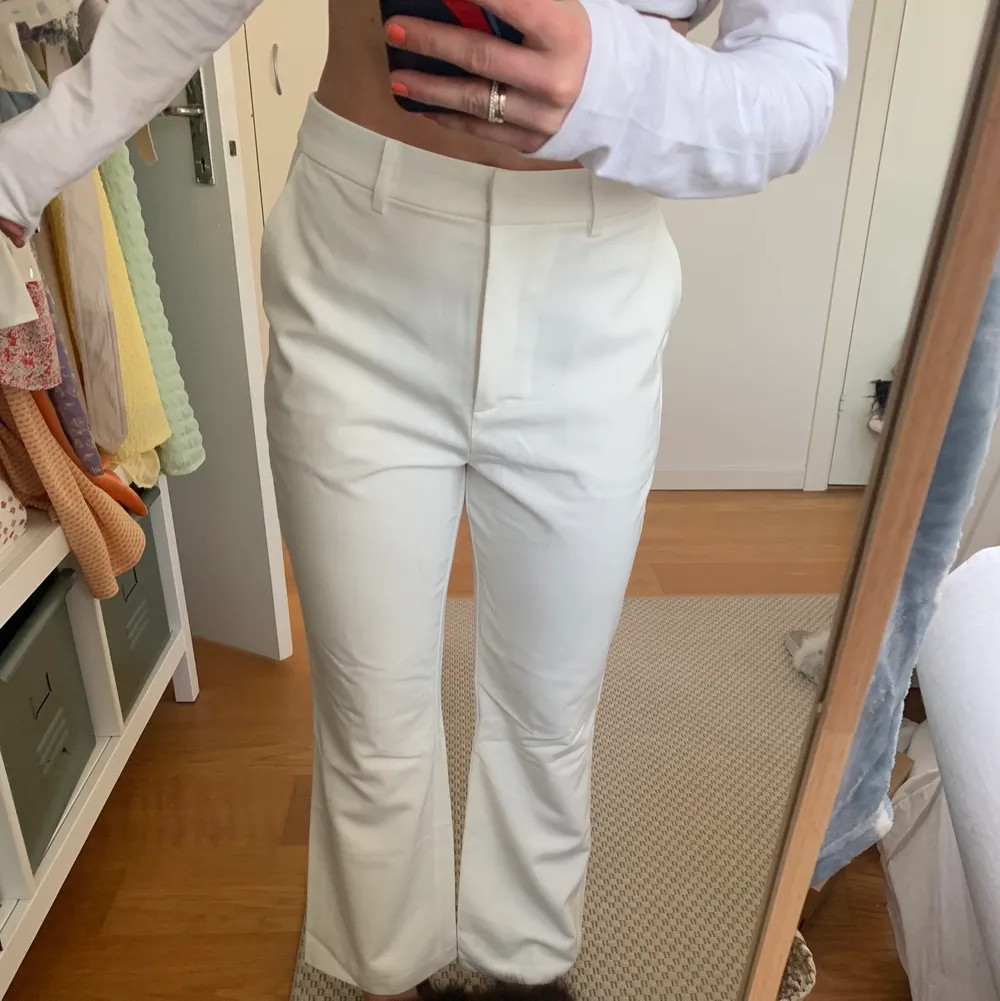 Vita kostymbyxor från hannaschönbergxnakd, storlek 38, aldrig använda lappen finns kvar, köpta för 549kr. Jeans & Byxor.