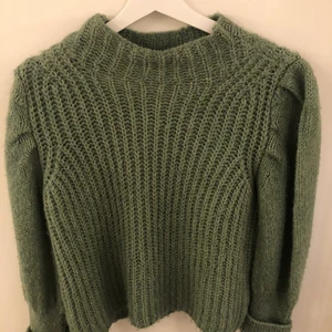 Stickad tröja från Stradivarius  - Säljer nu en älsklingströja från Stradivarius. Den är så fin, mjuk och skön 💚 Jättevacker! Är enkel att klä upp eller ner! Är i storlek M men passar mig som är xs/s 🍀