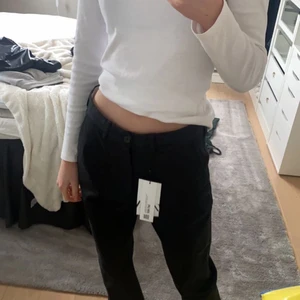 Lågmidjade byxor  - Super fina byxor från zara i storlek 36 men sitter såhär på mig som brukar ha 32/34 i storlek💗 säljer pga av jag inte använder dom, lappen sitter kvar & de är i bra skick💗 (jag betalar ej frakt & står ej för postens slarv)