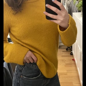 Stickad tröja - En stickad tröja som köptes för drygt ett år sen på hm. Passar mig perfekt som har XS/S men den är 164. Pris kan diskuteras vid snabb affär.