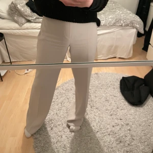 Zara kostymbyxor  - Super fina kostymbyxor i en ljusare färg som är i mycket bra skick. Skriv vid frågor och fler bilder🥰