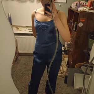 Natt linne med matchande byxor - Köpte det för ett halv år sen, och har aldrig använt det, på grund utav att det är för litet för mig och inte direkt min stil. Linnet är 38/40 (tror s), och byxorna är typ s / m. Skönt material. Köpte de för 350 kr typ från Kappahl.     !! jag betalar för frakten !!