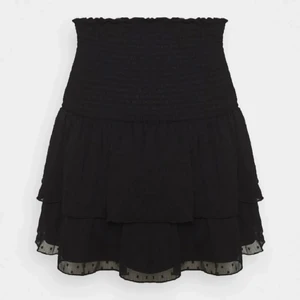 Svart volang kjol - Jag säljer min svarta volang kjol som jag köpte förra våren nästan aldrig använd efter som att den var lite för lång enligt mig.(jag är 155cm) den är i storlek small! Jag köpte den för 250 kronor. ANDRA BILDEN ÄR LÅNAD, nypris 400 kronor❤️❤️