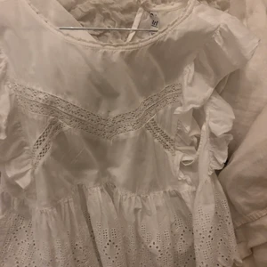 zara blus - säljer denna oanvända zara blusen i storlek 34!