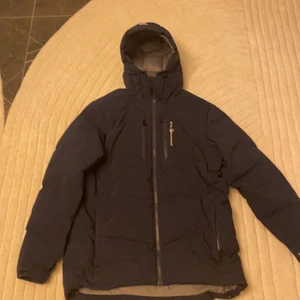 Sail racing jacka strl M - Har använt jackan en vinter o säljer pågrund av att börjar växa ur den det är 2 små hål som man ser på bild 3 Annes är den i jätte bra skick 