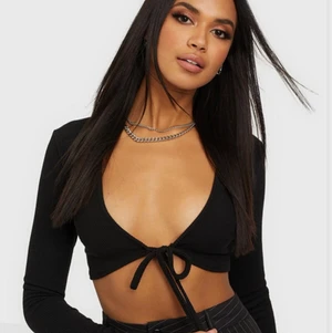 Topp Nelly - Söt topp köpt på Nelly, från Missguided. Använt få antal gånger. Köptes för 249 kr