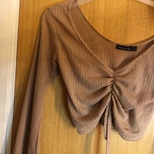 Topp - Oanvänd topp från boohoo! Säljer för den inte passar mig 🥲 