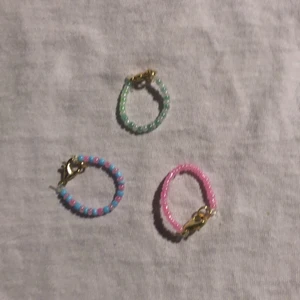 Hemgjorda ringar 💍🌸💗💙🦋🍀🌿🥬☘️ - (Skriv till mig vilken färg ni vill ha om ni är intresserade)❤️ dom är ganska stora så passar alla finns sånna här typ hängare på som är lätt att knäppa på och av!🌿😁