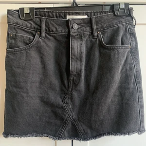 Mangokjol - Svart jeanskjol från mango som nu har blivit för liten för mig! Sparsamt använd 🥰