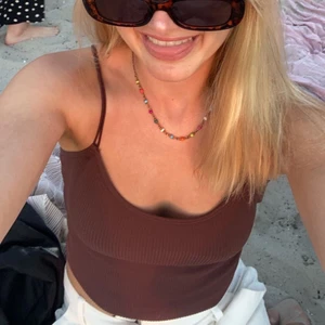 Brunt linne - Ett brunt superfint linne från zara med dubbla axelband som är väldigt stretchiga, så du kan även korsa banden så att linnet ser annorlunda ut. Säljer då det tyvärr inte kommer till användning💘