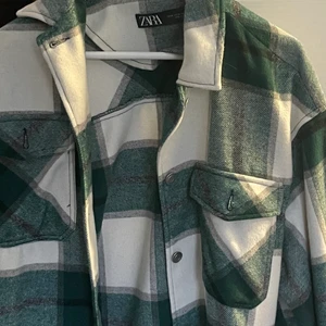 Kappa från Zara - En grön vit kappa från Zara som var väldigt populär förut, nästan aldrig använt. Säljer pga ingen användning
