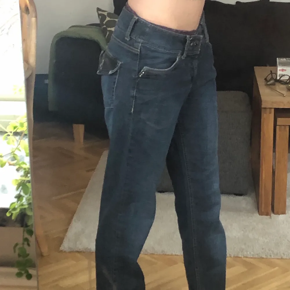 Jätte fina y2k jeans mer coola bakfickor, knappt använda 💕. Jeans & Byxor.