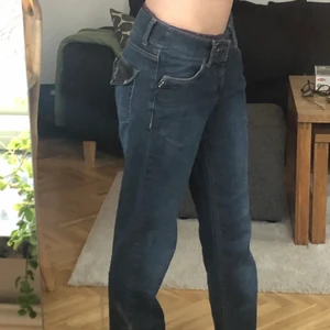 Y2k jeans  - Jätte fina y2k jeans mer coola bakfickor, knappt använda 💕